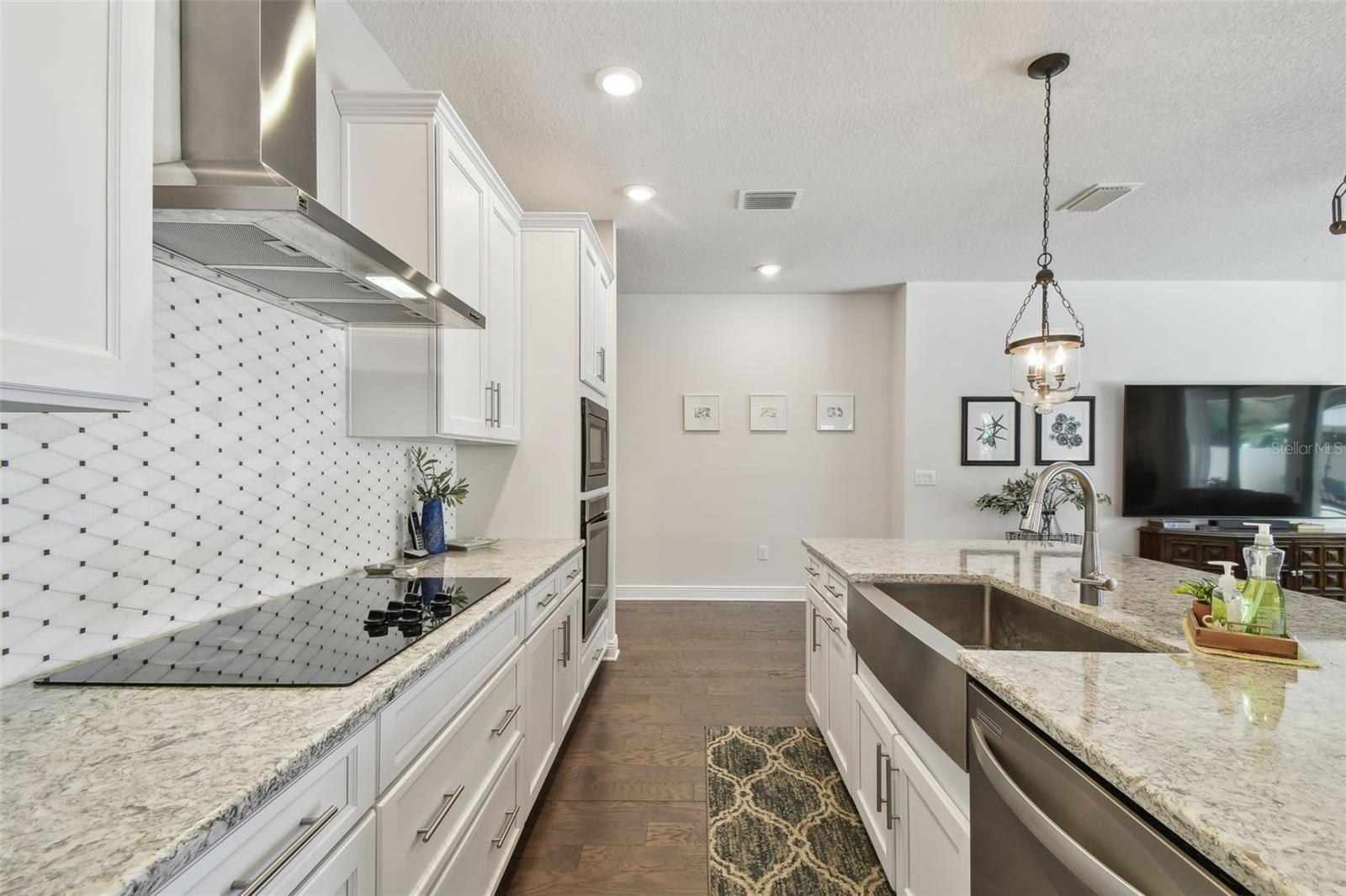 Listing photo id 19 for 4918 Lakeshore Oaks Court