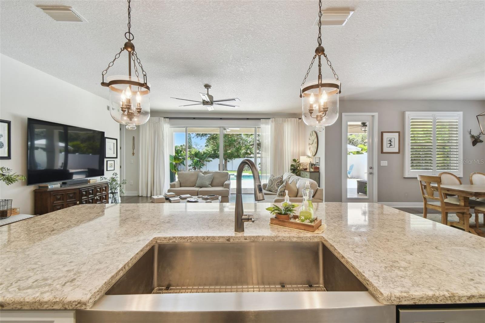 Listing photo id 21 for 4918 Lakeshore Oaks Court