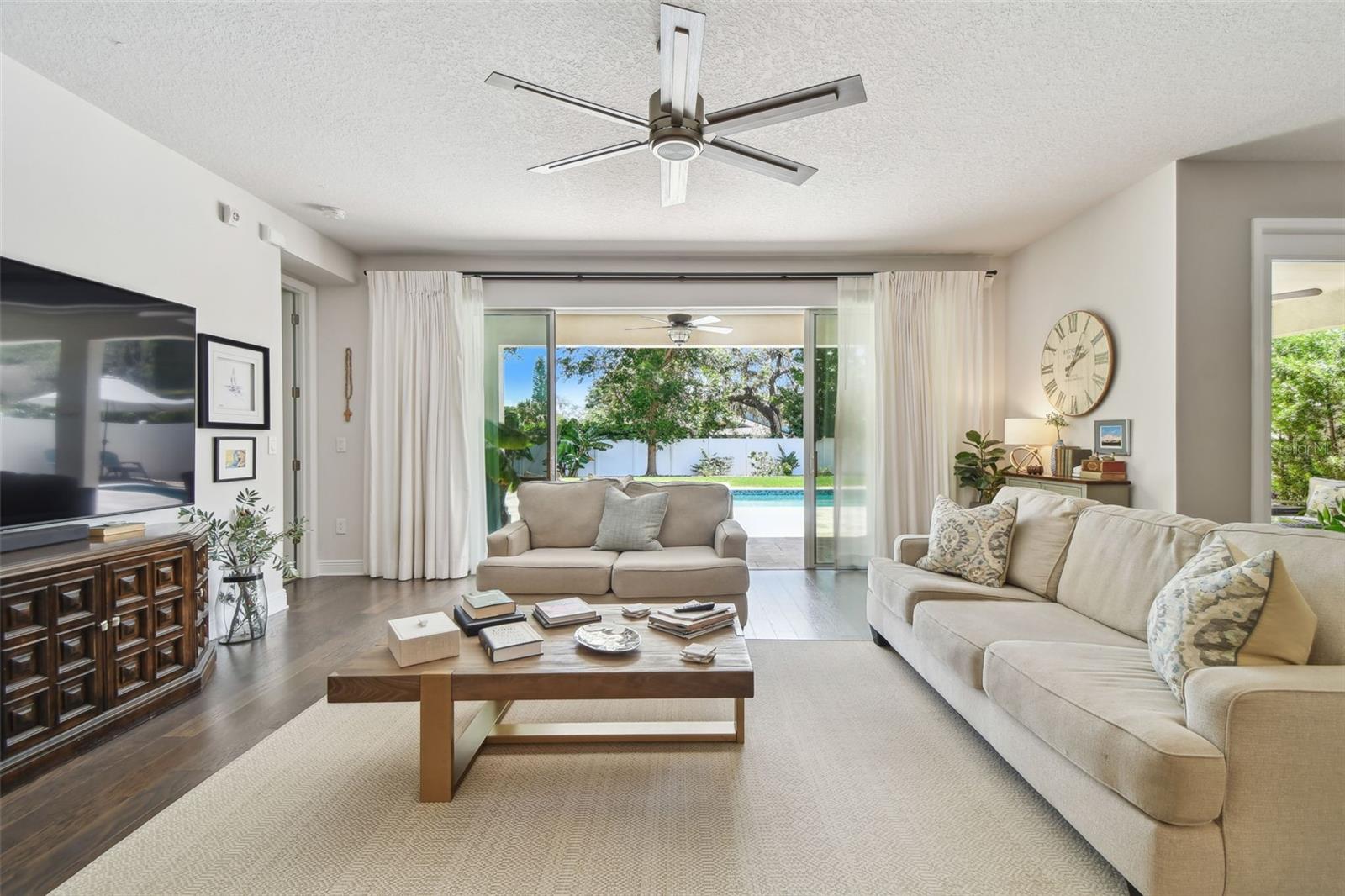 Listing photo id 22 for 4918 Lakeshore Oaks Court