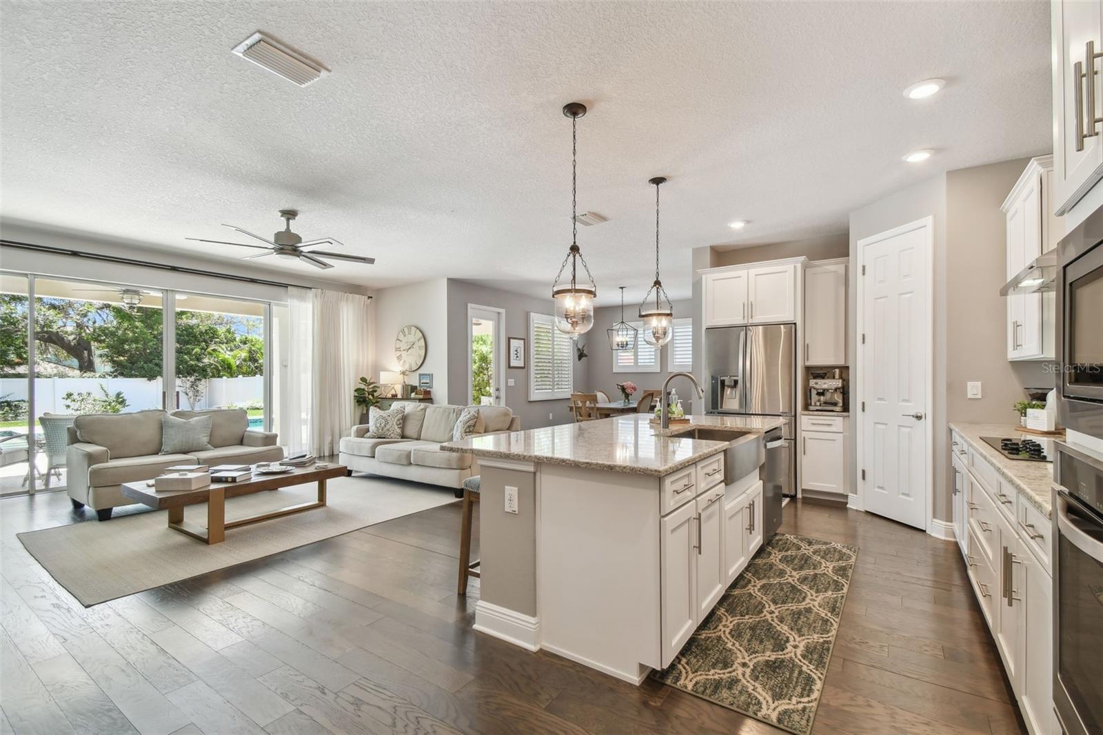 Listing photo id 23 for 4918 Lakeshore Oaks Court