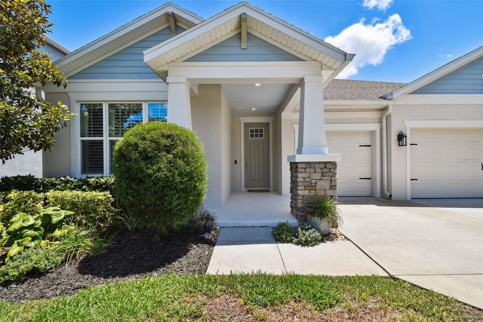 Listing photo id 1 for 4918 Lakeshore Oaks Court