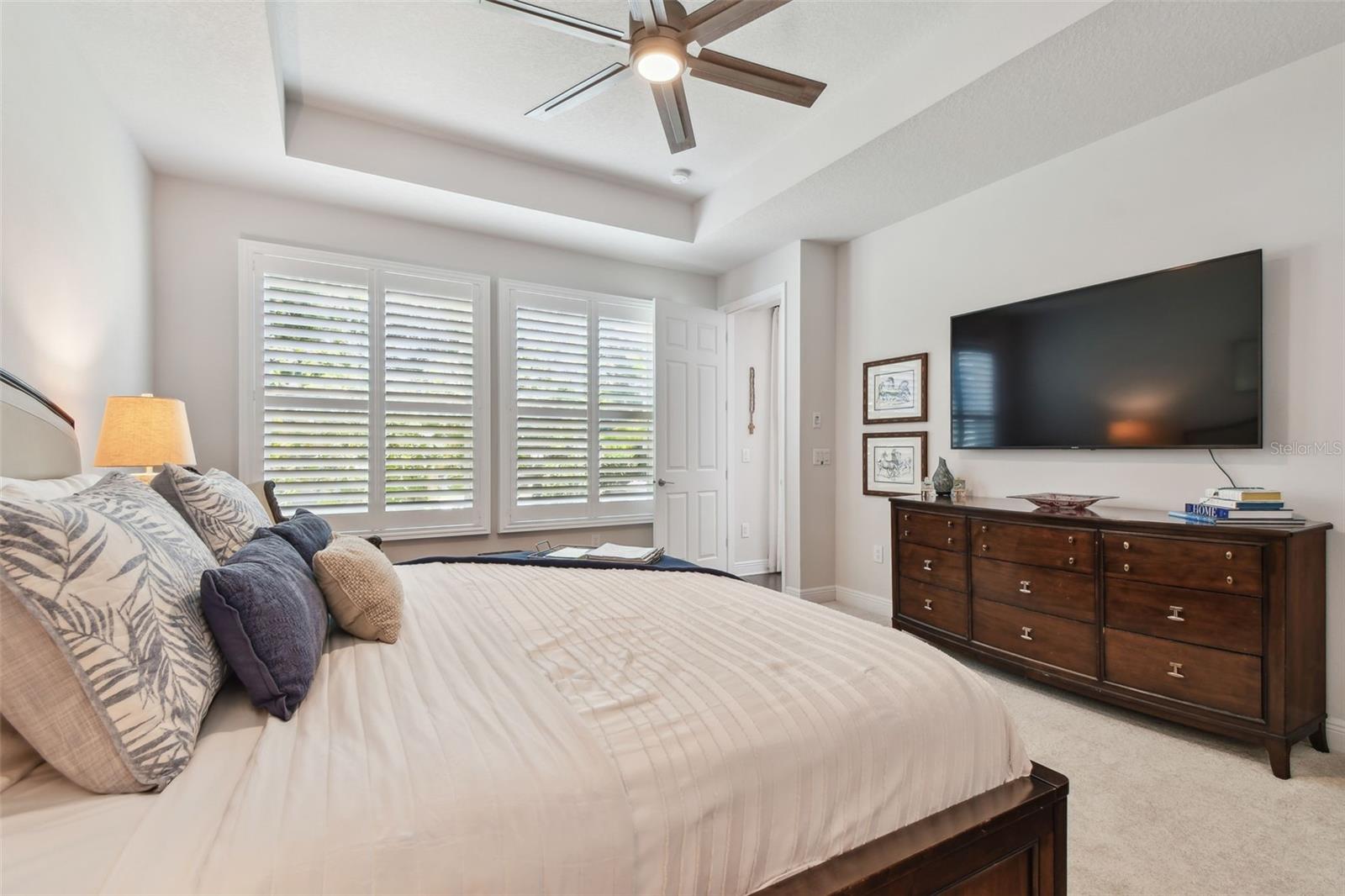 Listing photo id 36 for 4918 Lakeshore Oaks Court