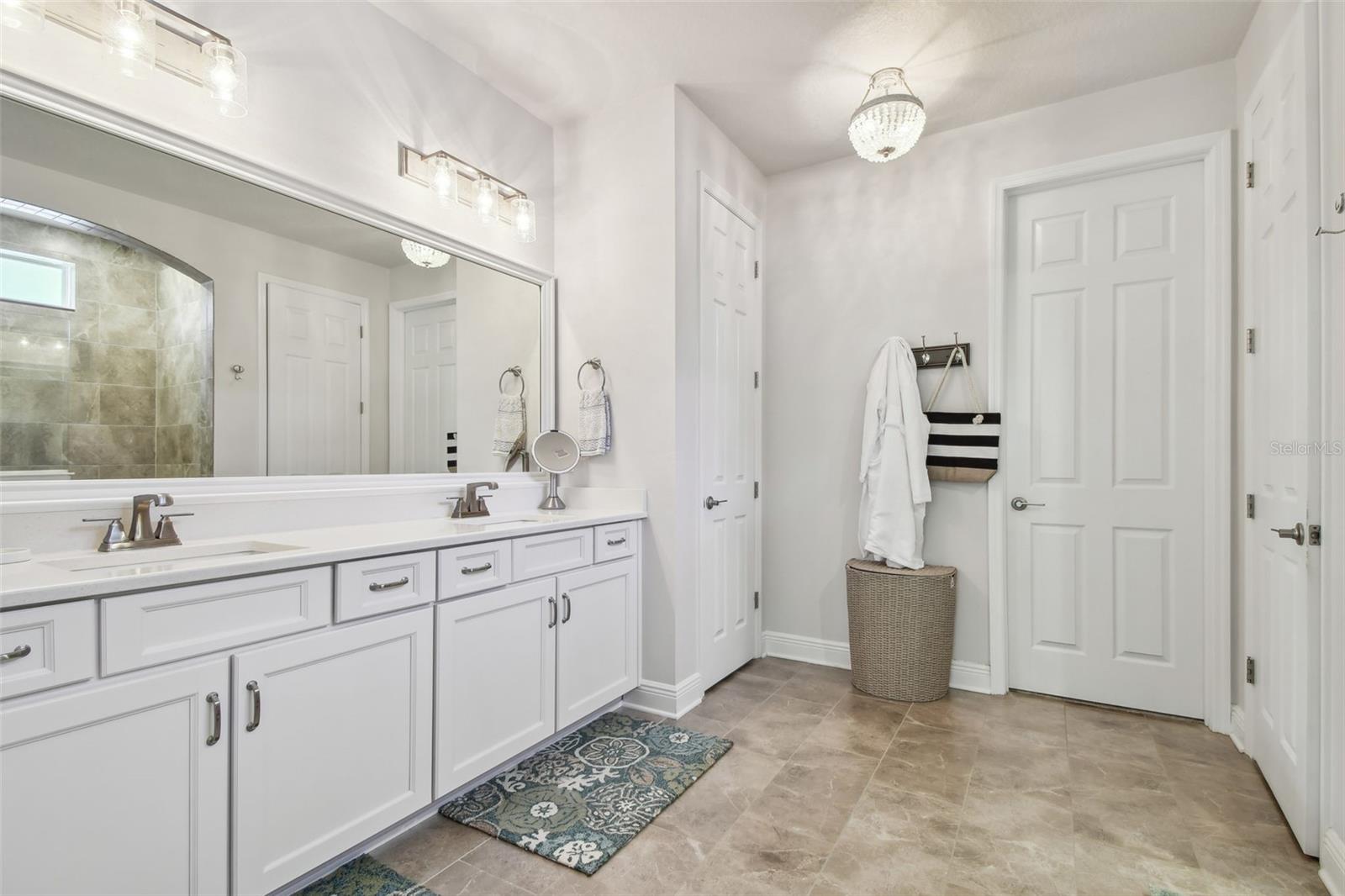 Listing photo id 37 for 4918 Lakeshore Oaks Court