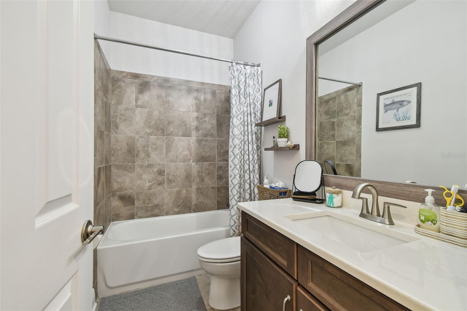 Listing photo id 43 for 4918 Lakeshore Oaks Court
