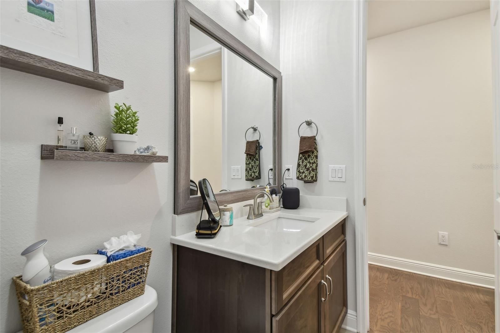 Listing photo id 44 for 4918 Lakeshore Oaks Court