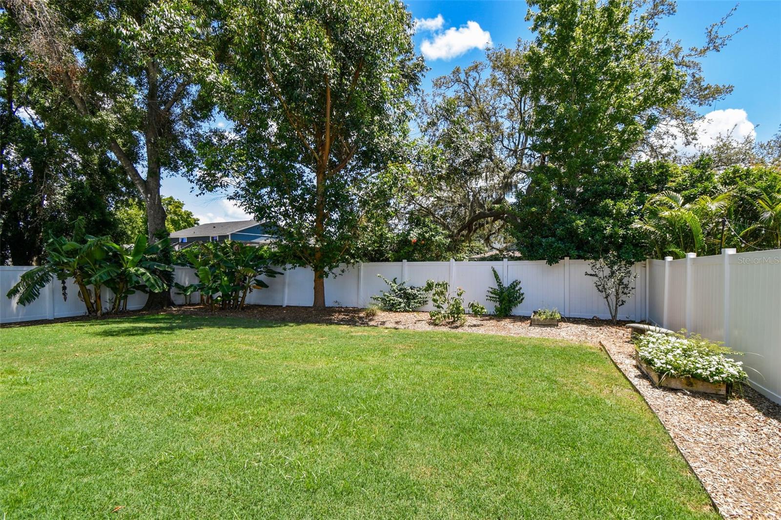 Listing photo id 57 for 4918 Lakeshore Oaks Court