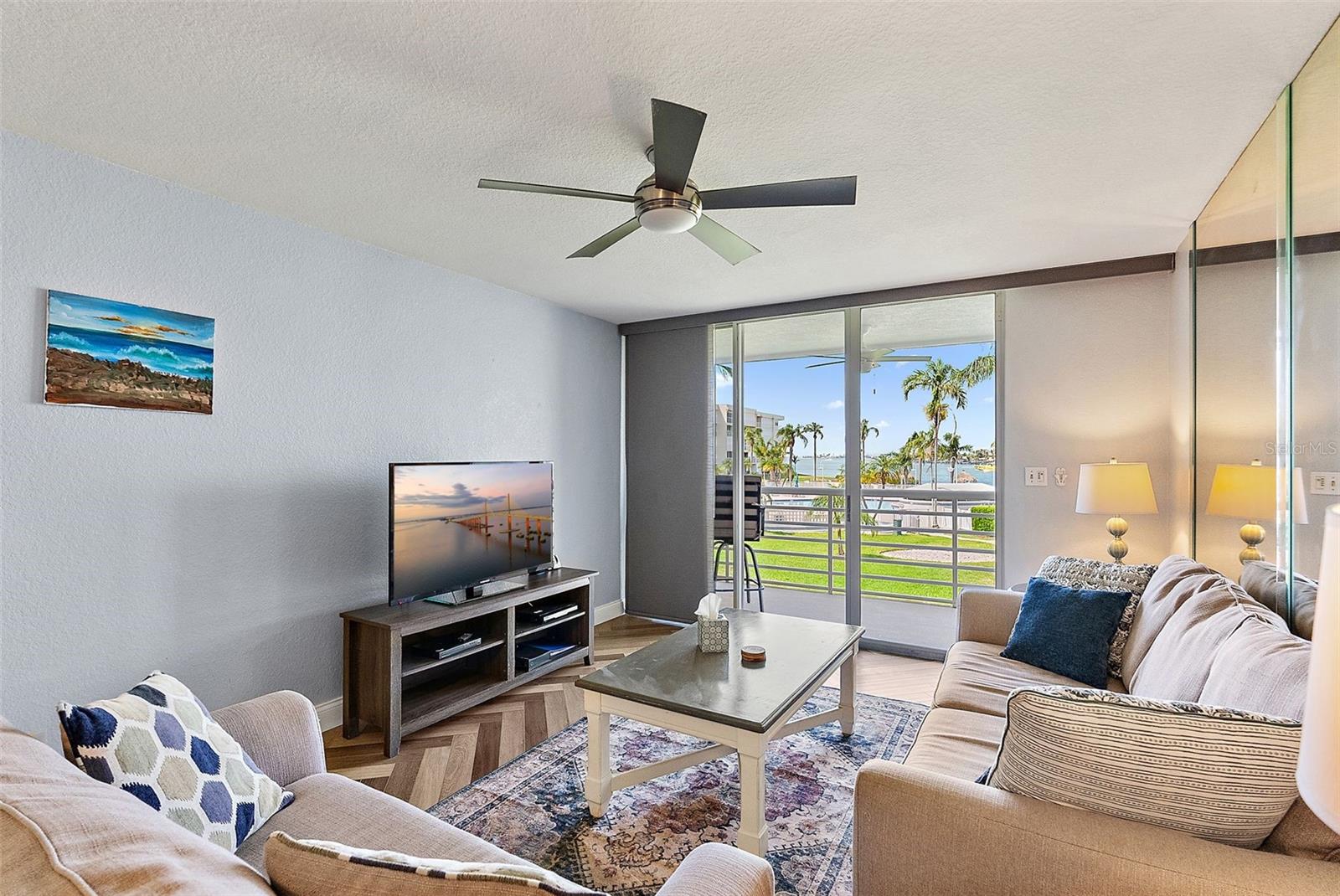 Listing photo id 9 for 6021 Bahia Del Mar Circle 239
