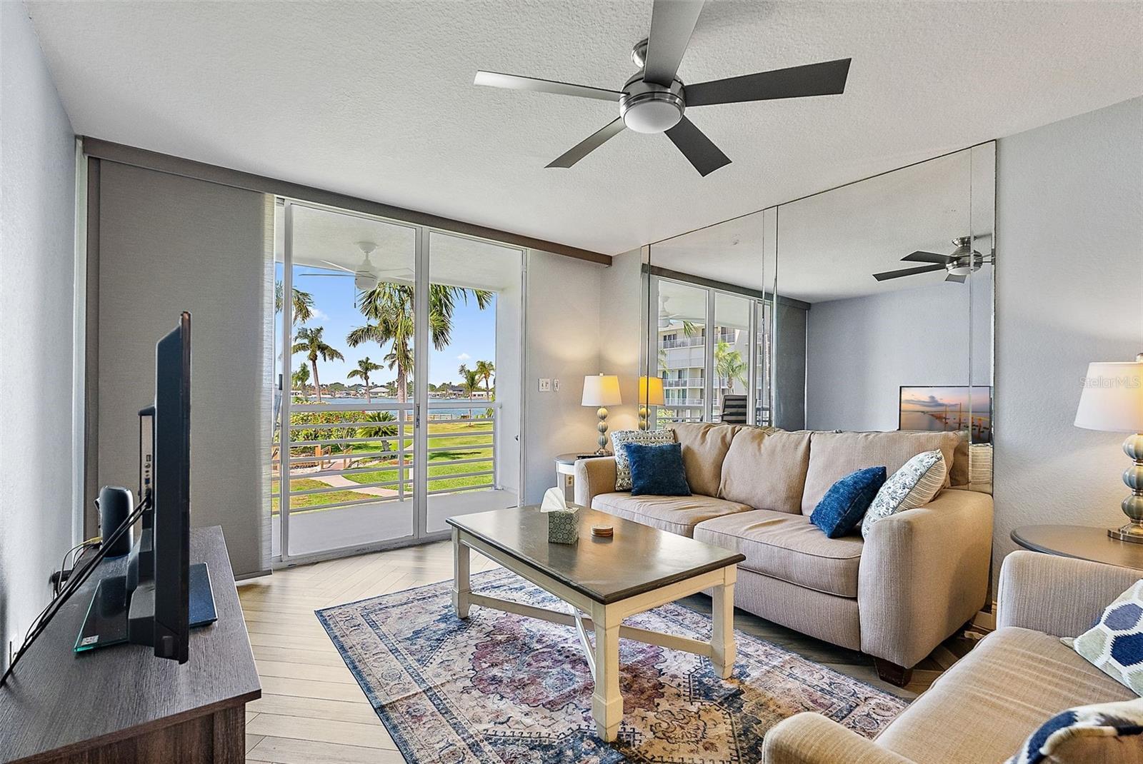 Listing photo id 10 for 6021 Bahia Del Mar Circle 239