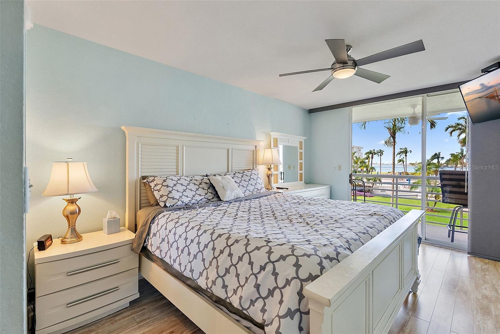 Listing photo id 12 for 6021 Bahia Del Mar Circle 239