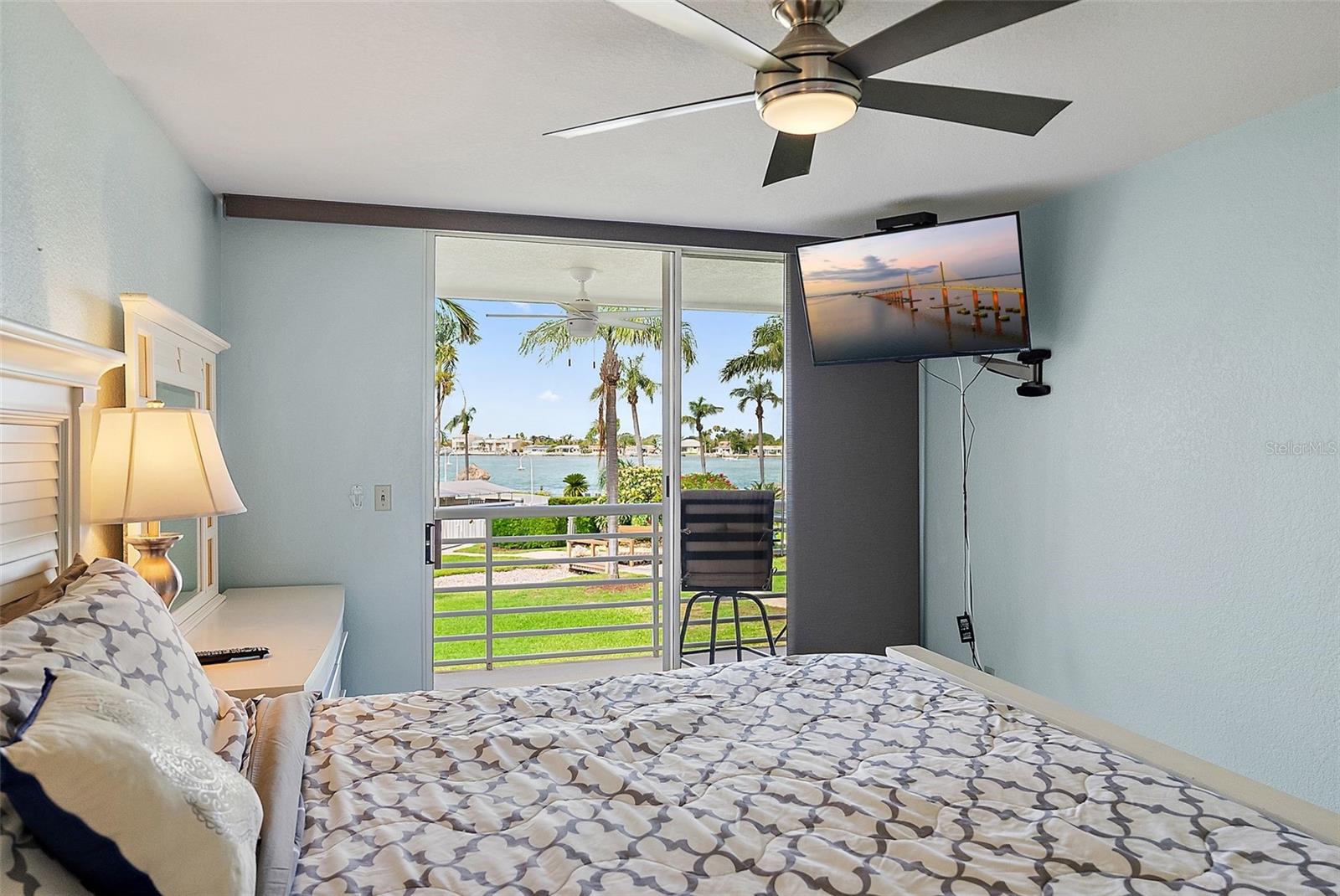 Listing photo id 13 for 6021 Bahia Del Mar Circle 239