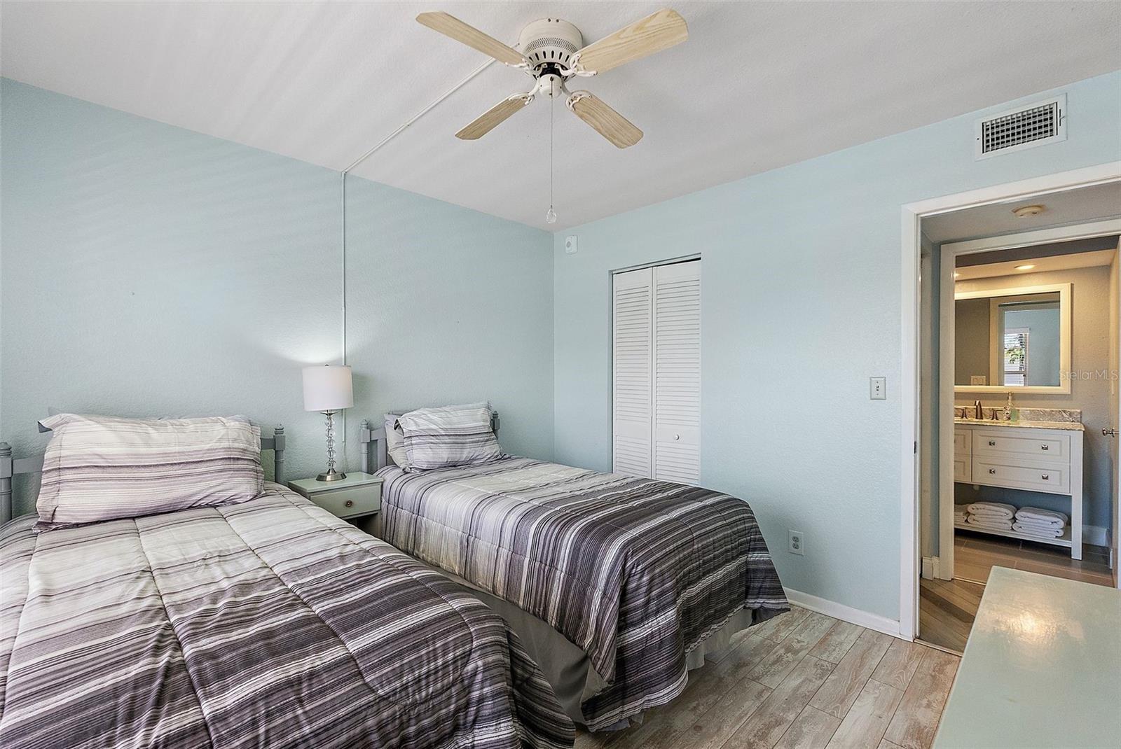 Listing photo id 18 for 6021 Bahia Del Mar Circle 239