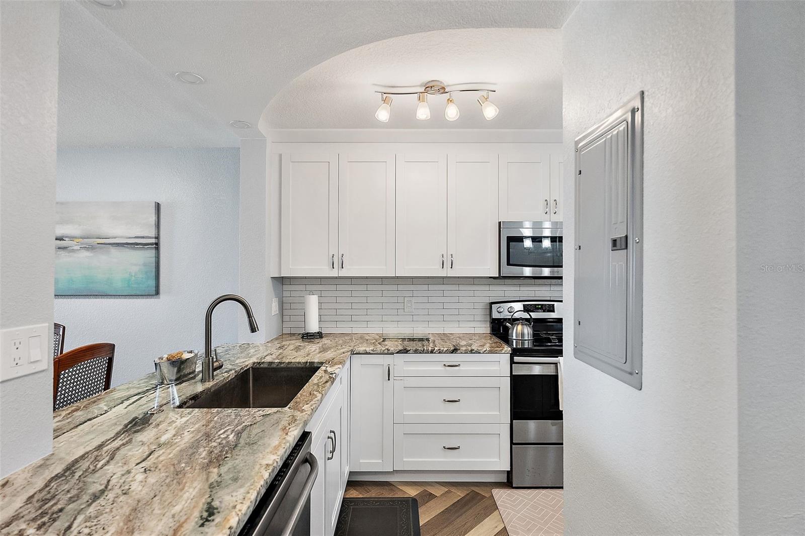 Listing photo id 6 for 6021 Bahia Del Mar Circle 239