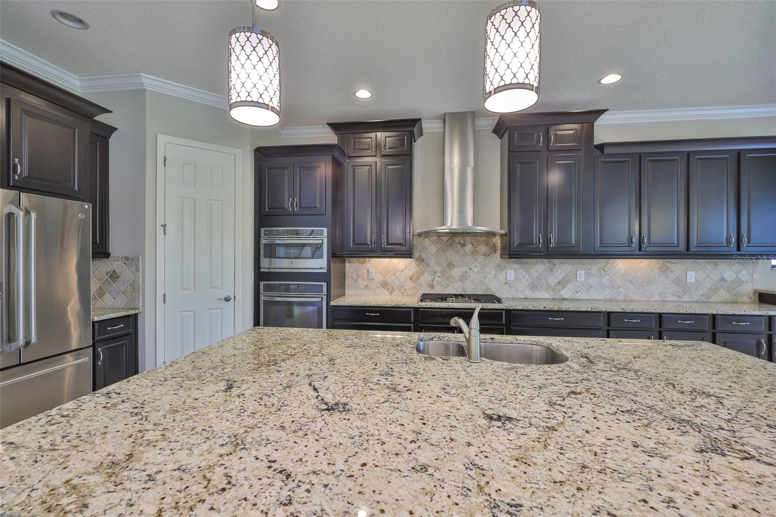 Listing photo id 12 for 6913 Park Strand Drive