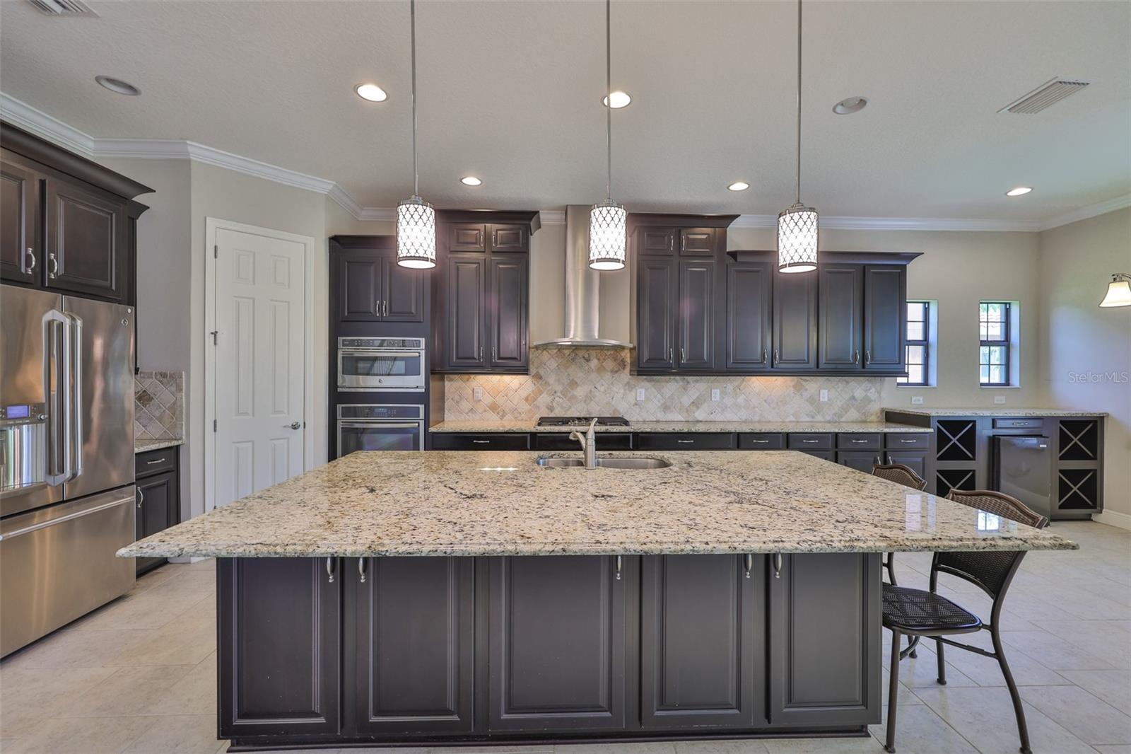 Listing photo id 13 for 6913 Park Strand Drive