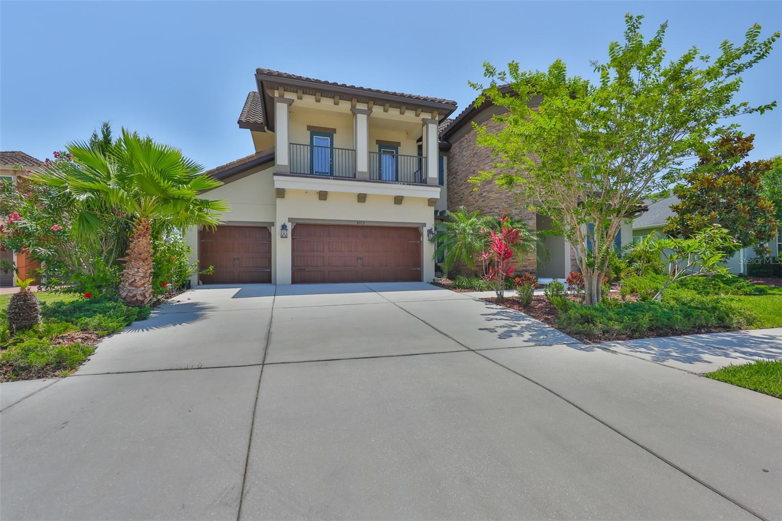 Listing photo id 0 for 6913 Park Strand Drive