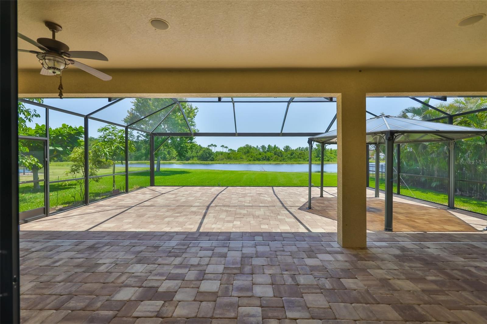 Listing photo id 24 for 6913 Park Strand Drive