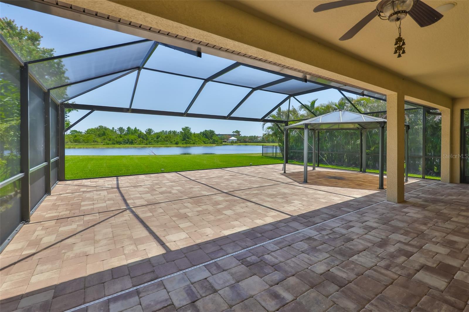 Listing photo id 26 for 6913 Park Strand Drive