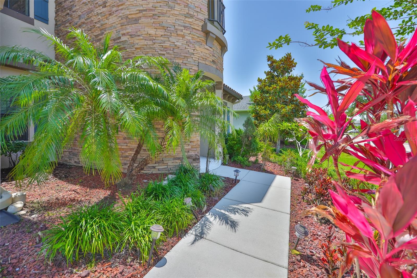 Listing photo id 2 for 6913 Park Strand Drive