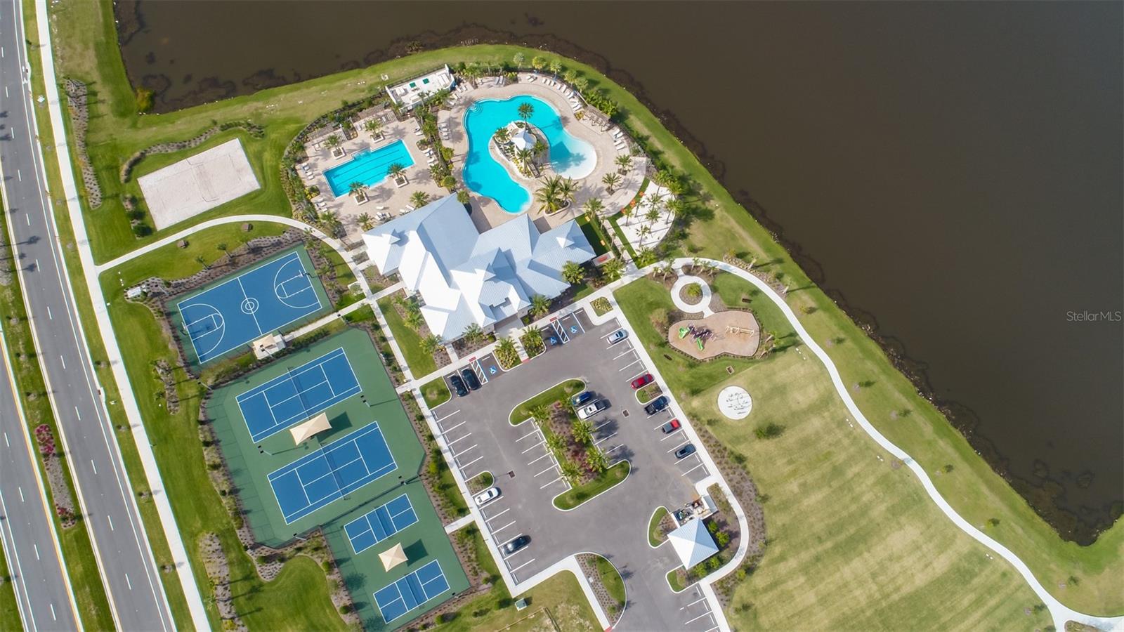 Listing photo id 77 for 6913 Park Strand Drive