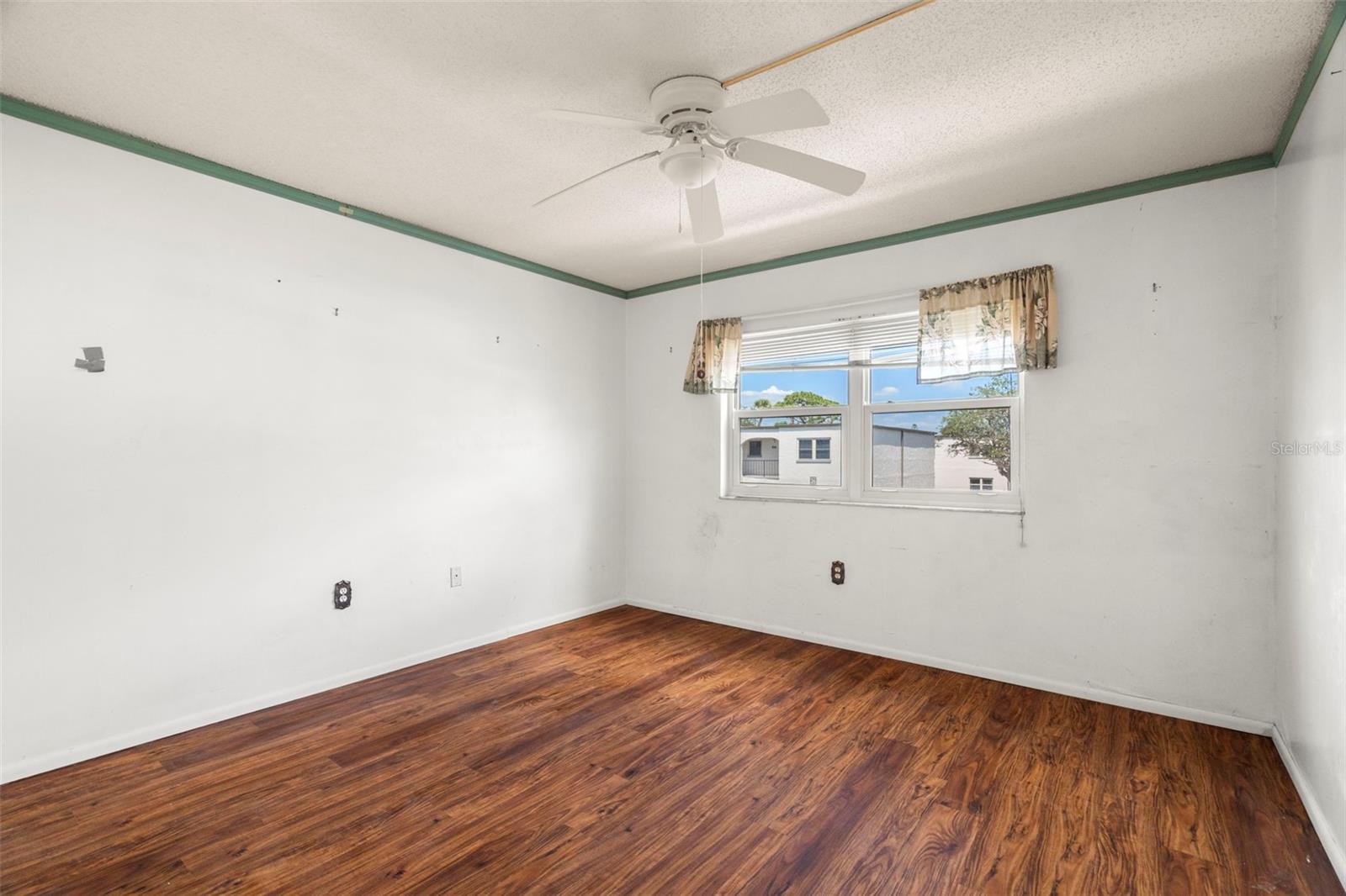 Image 16 of 27 For 7701 Starkey Road 504