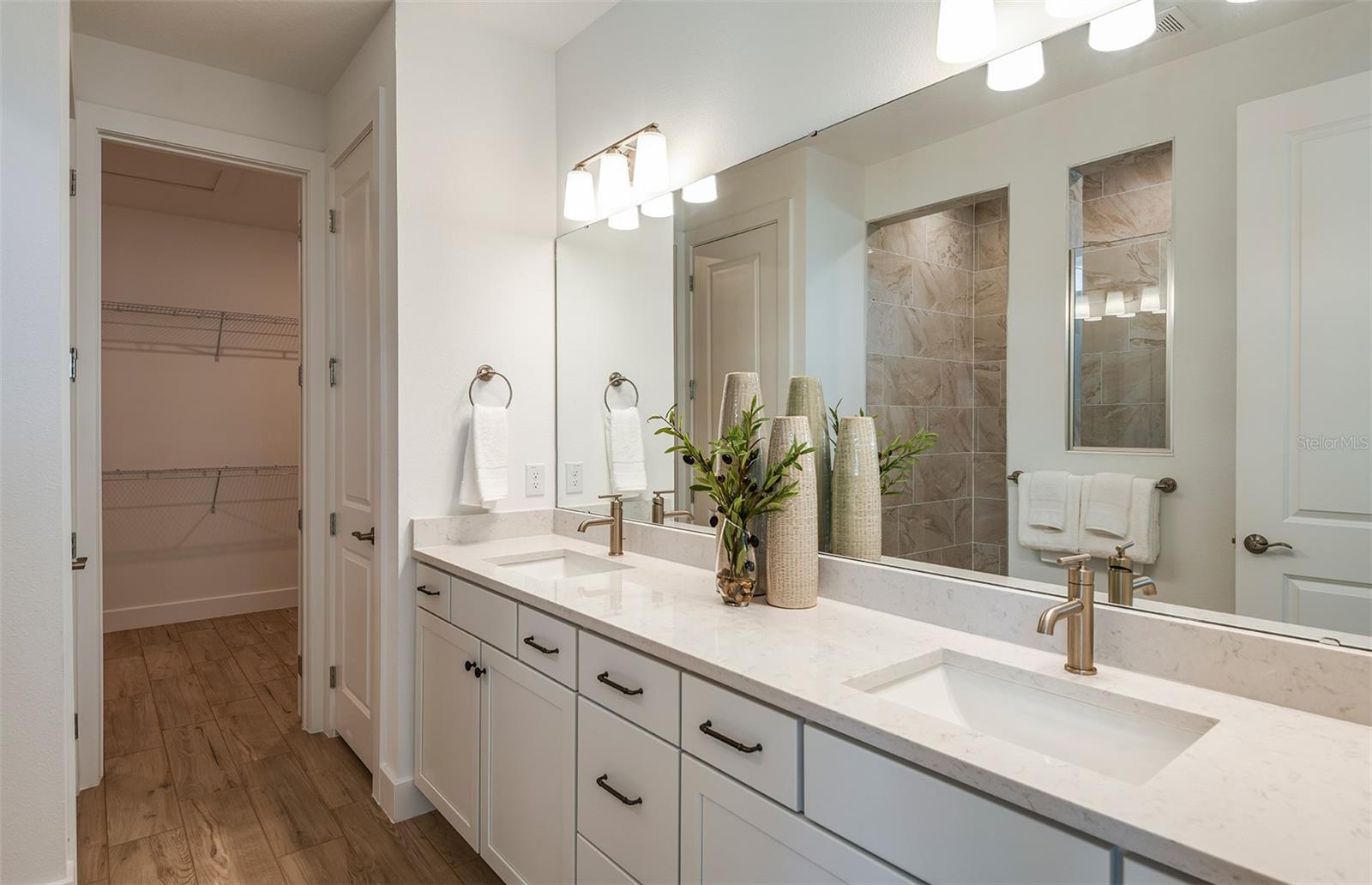 Image 13 of 35 For 6811 Jared Oaks Drive