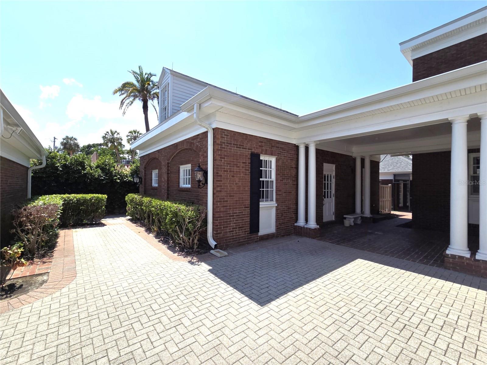 Listing photo id 9 for 5002 Shore Crest Circle