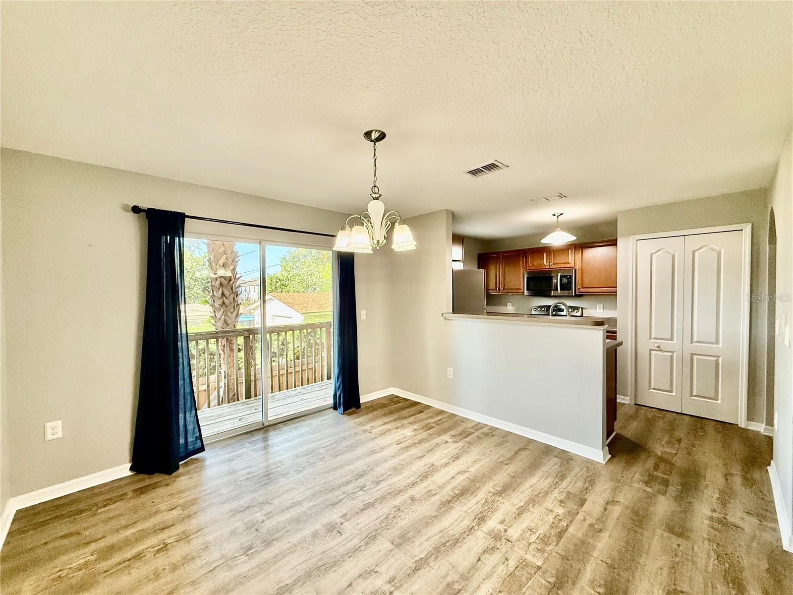 Listing photo id 9 for 4505 Ashburn Square Drive