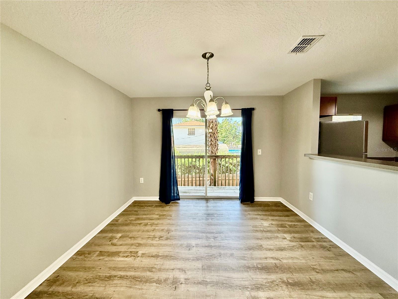 Listing photo id 10 for 4505 Ashburn Square Drive