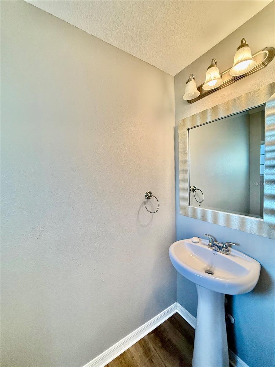 Listing photo id 2 for 4505 Ashburn Square Drive