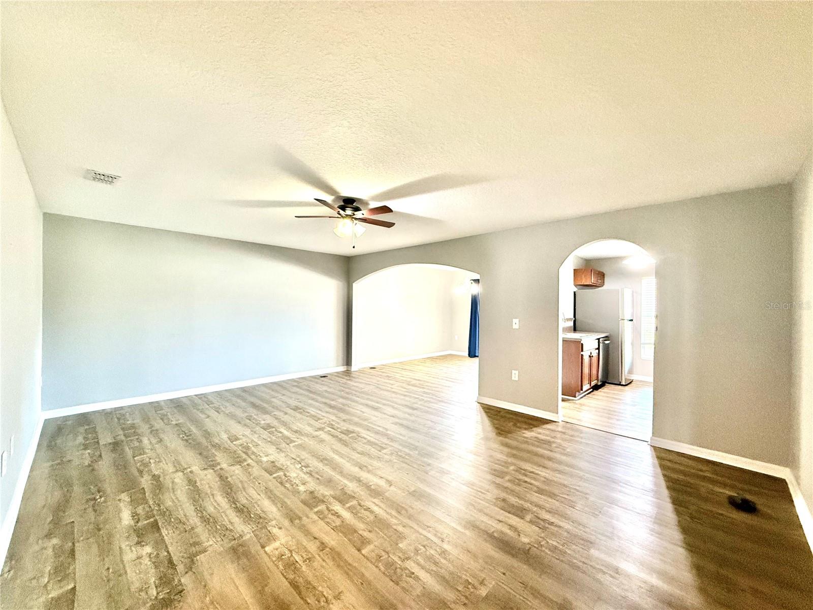 Listing photo id 4 for 4505 Ashburn Square Drive