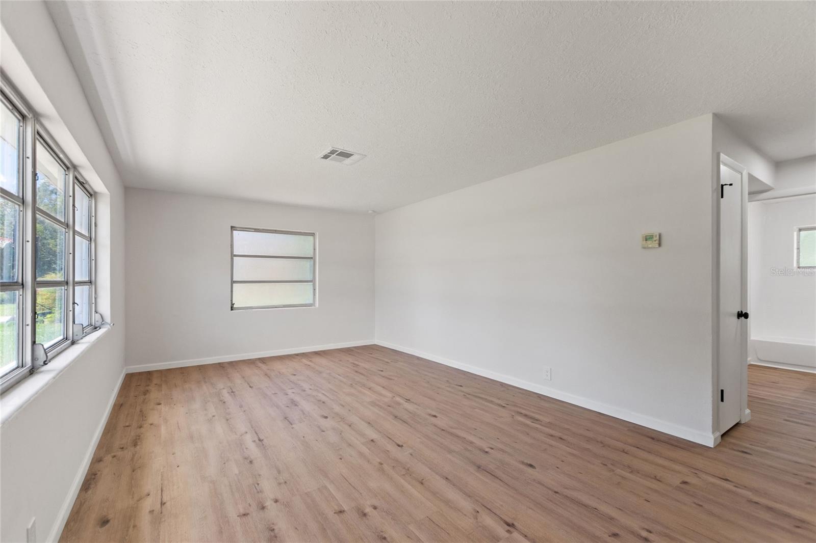 Listing photo id 11 for 20 Washington Street
