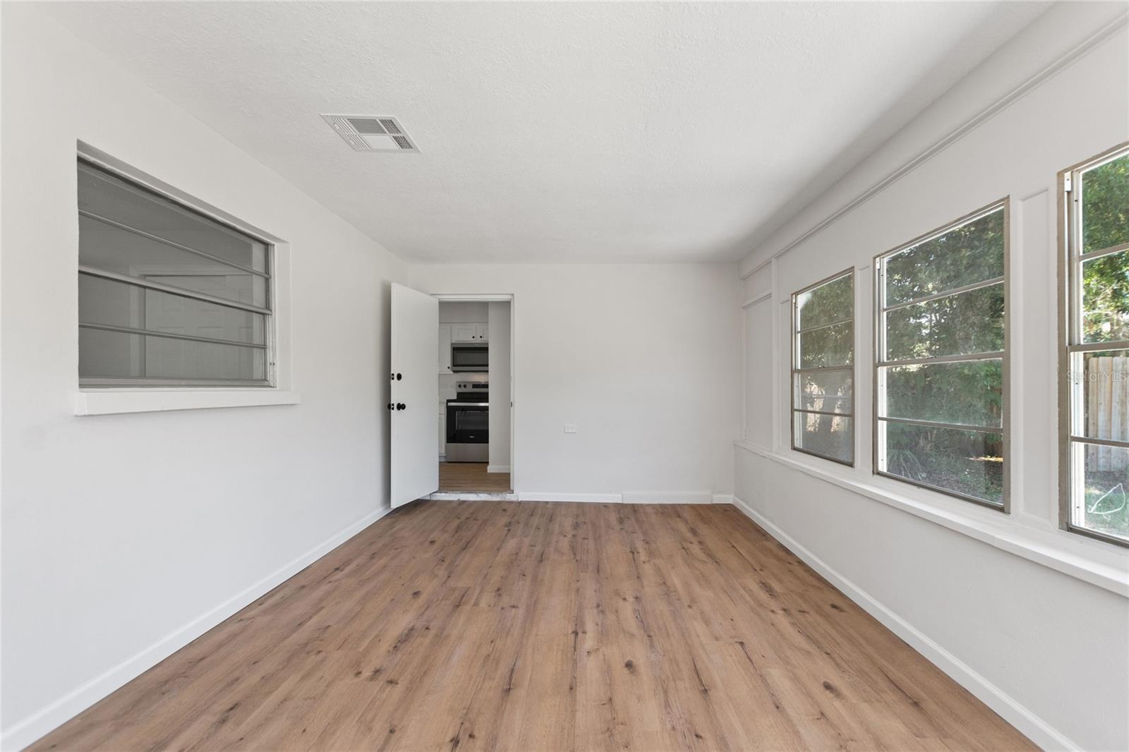Listing photo id 12 for 20 Washington Street