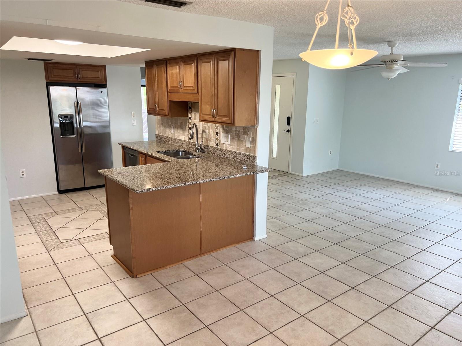 Image 11 of 27 For 647 Fairmont Avenue C