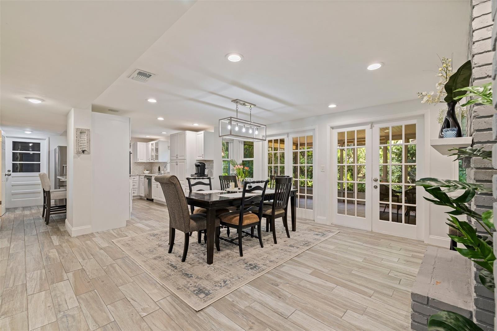 Image 15 of 54 For 768 Pinellas Point Drive S