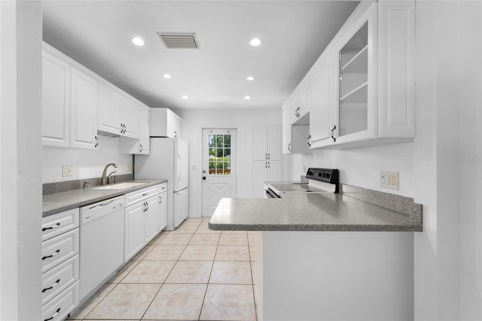 Image 4 of 20 For 5549 67th Avenue N 815