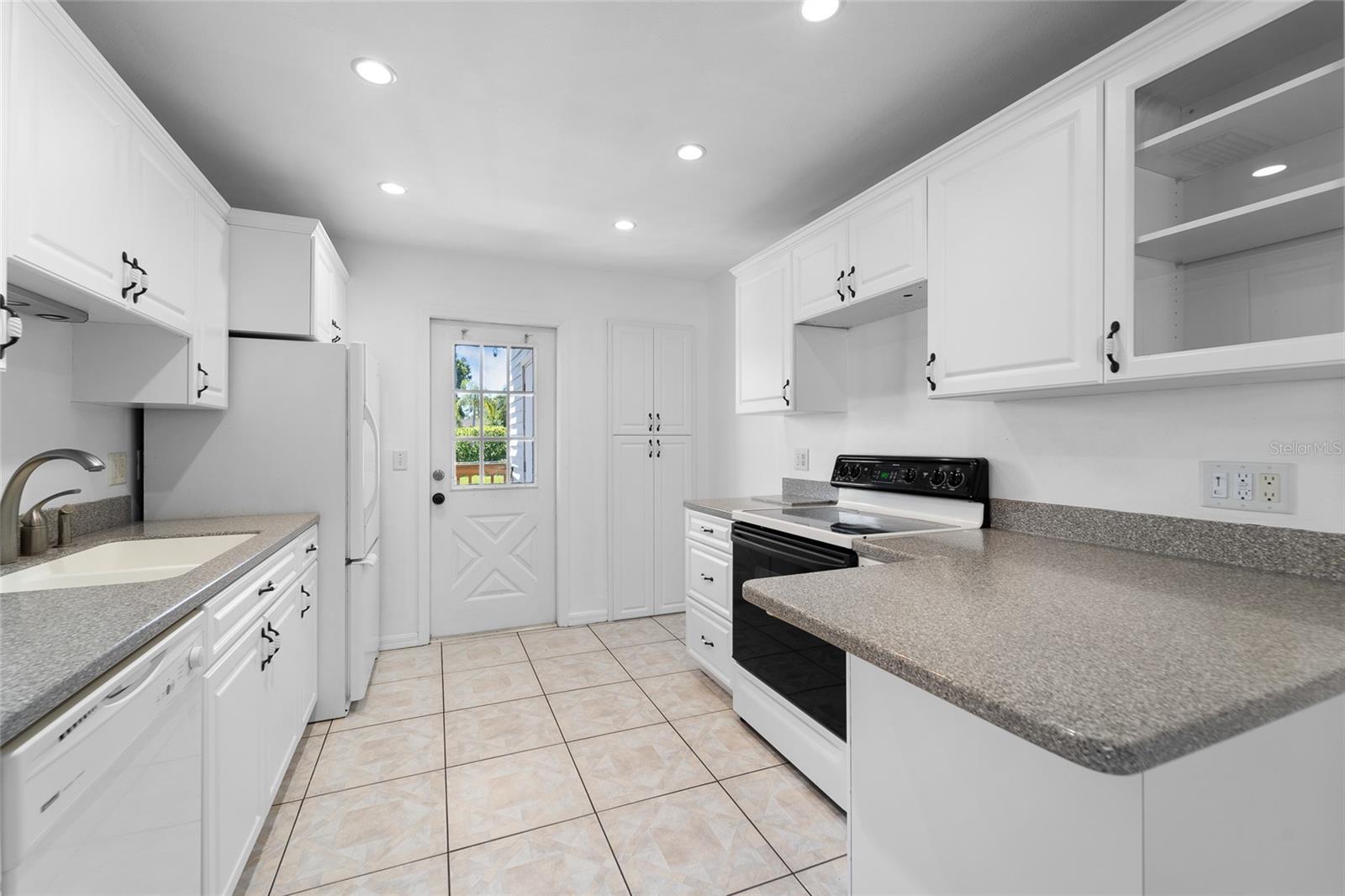 Image 7 of 20 For 5549 67th Avenue N 815