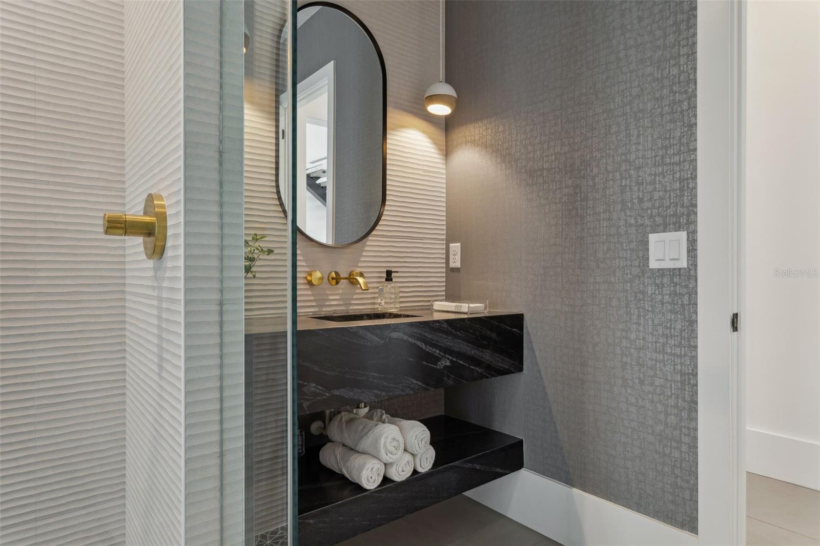 Listing photo id 19 for 2902 Beach Drive