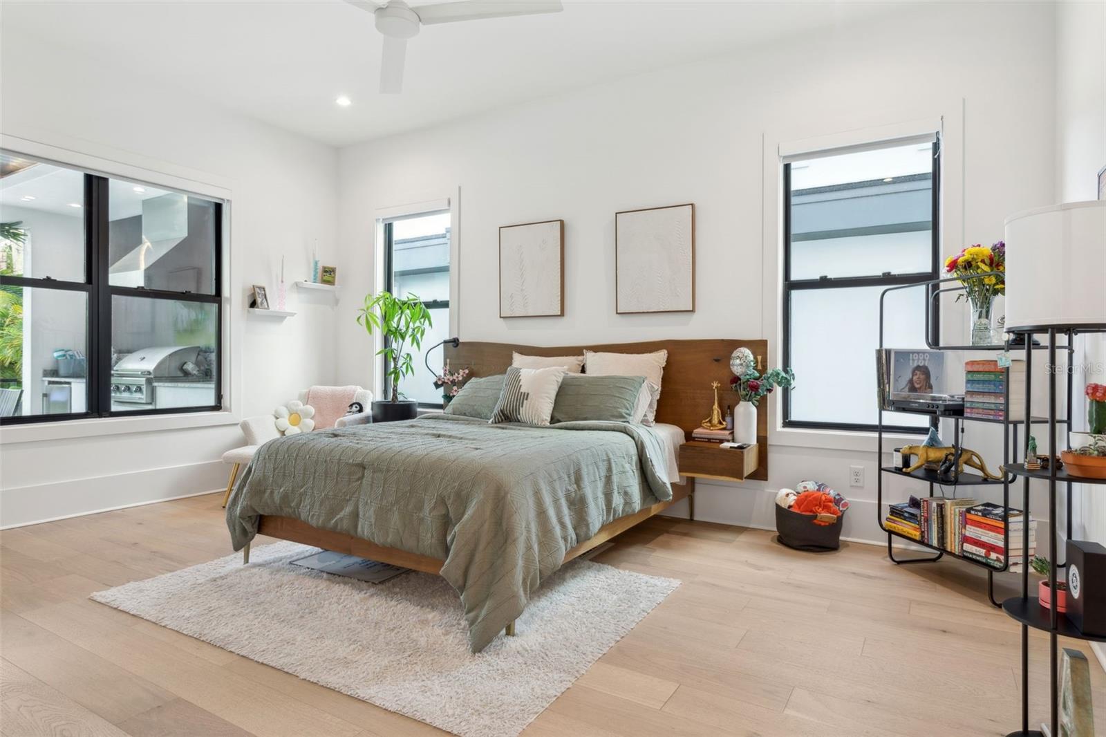 Listing photo id 21 for 2902 Beach Drive
