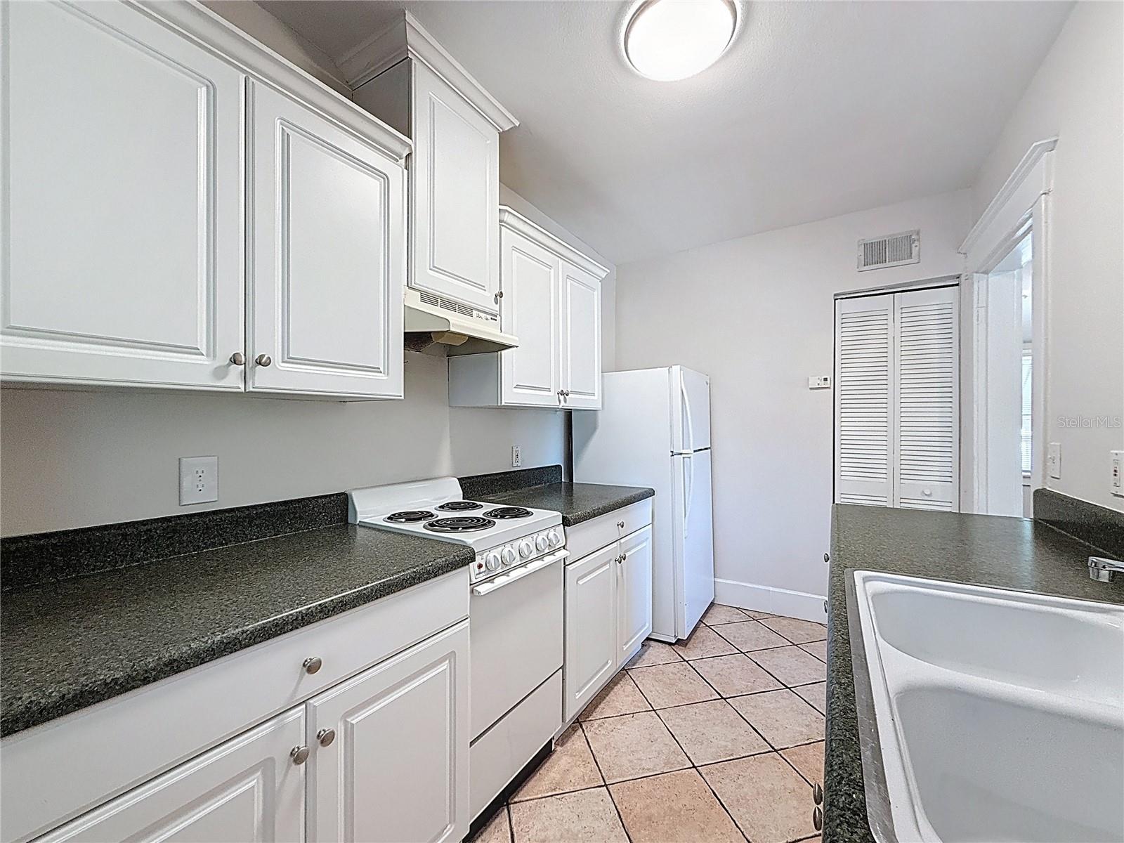 Image 6 of 18 For 471 9th Avenue N 5