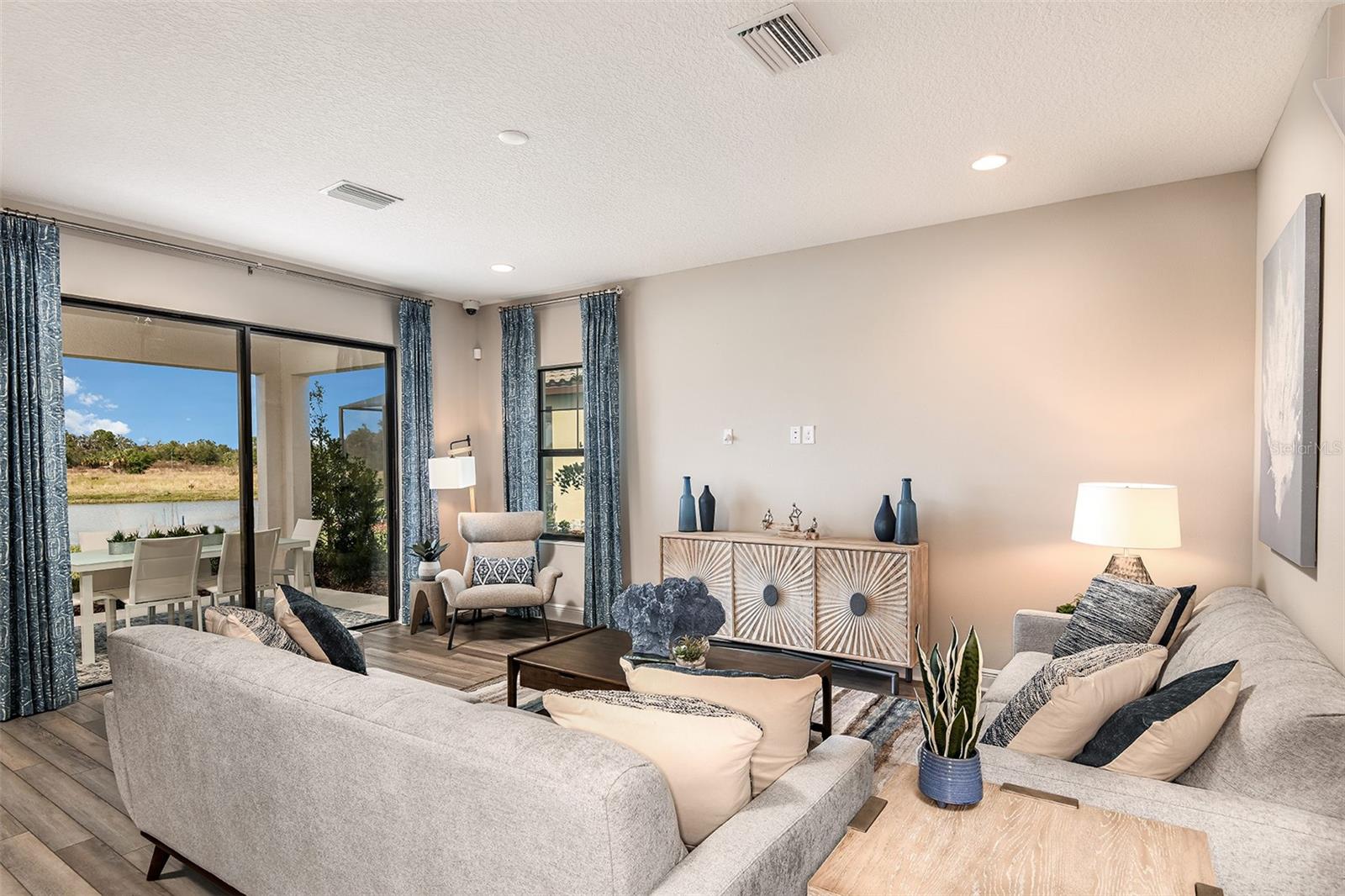 Listing photo id 5 for 13722 Heartwood Way