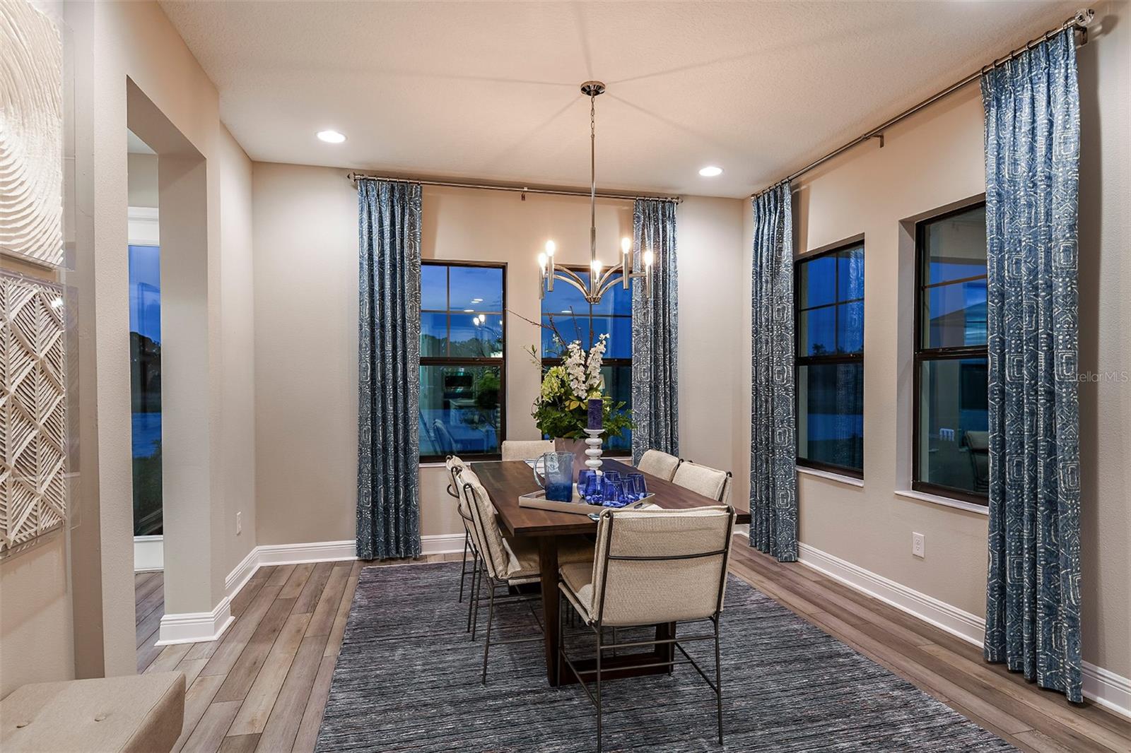 Listing photo id 7 for 13722 Heartwood Way