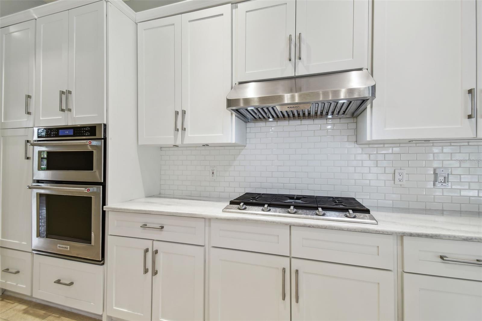 Listing photo id 14 for 3351 Bristol Place