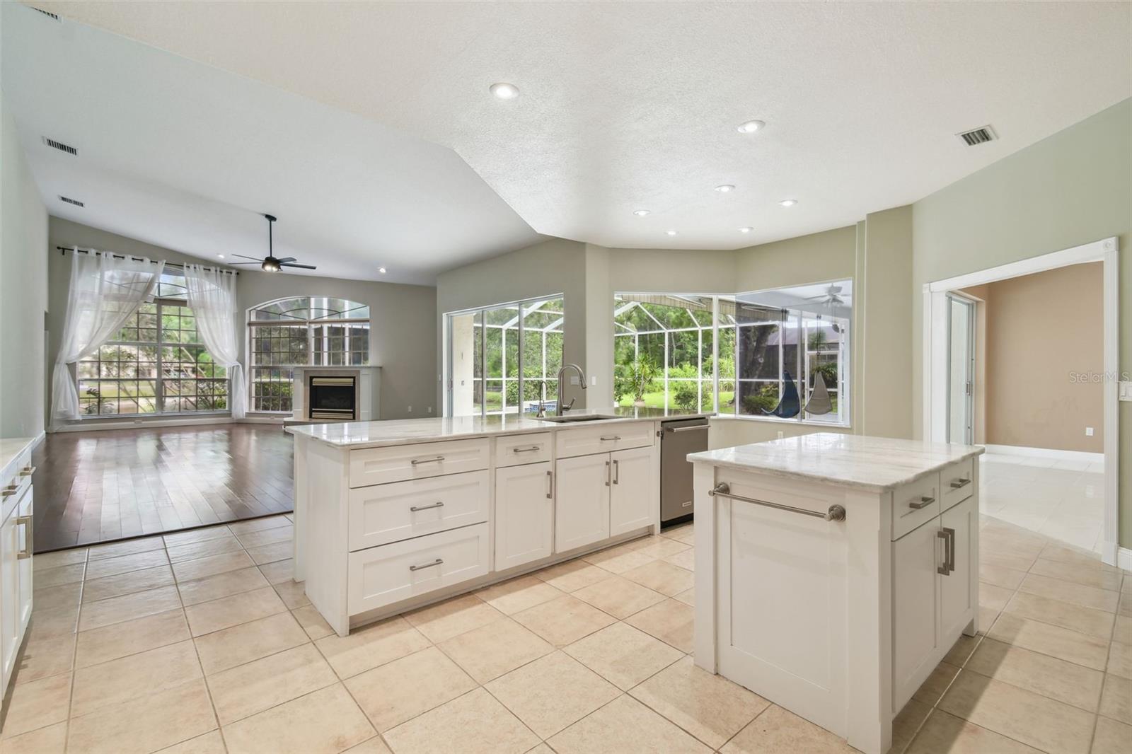Listing photo id 15 for 3351 Bristol Place