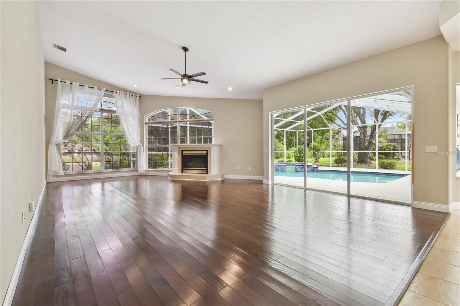 Listing photo id 17 for 3351 Bristol Place