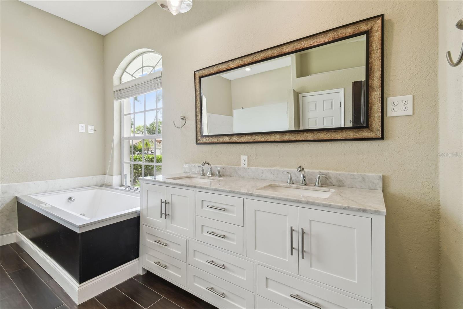 Listing photo id 31 for 3351 Bristol Place