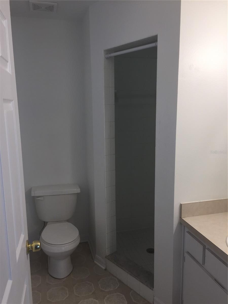 Listing photo id 11 for 6715 Manhattan Avenue