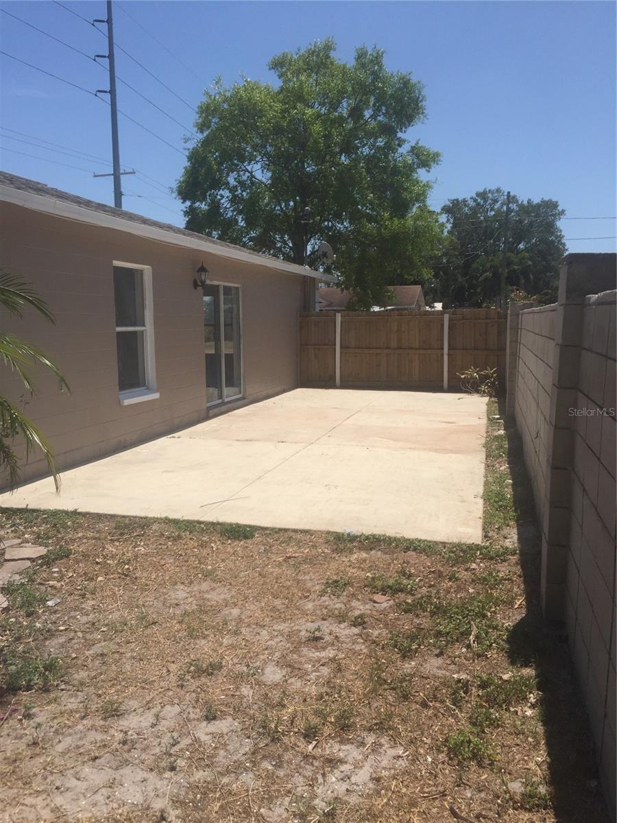 Listing photo id 15 for 6715 Manhattan Avenue
