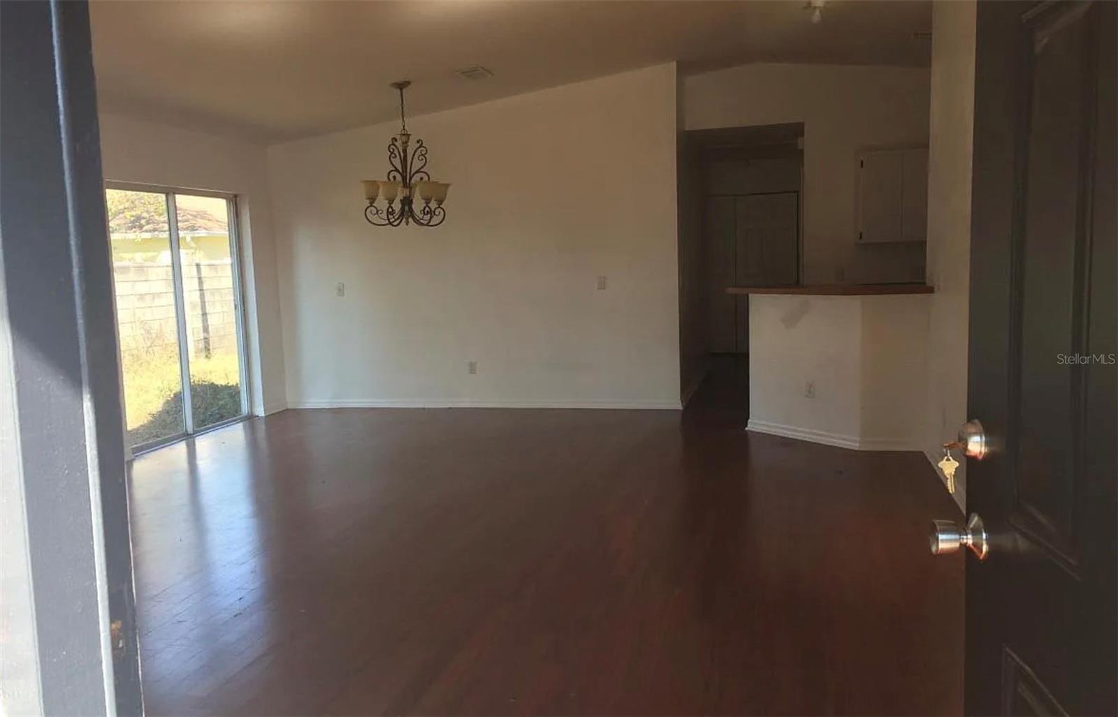 Listing photo id 2 for 6715 Manhattan Avenue