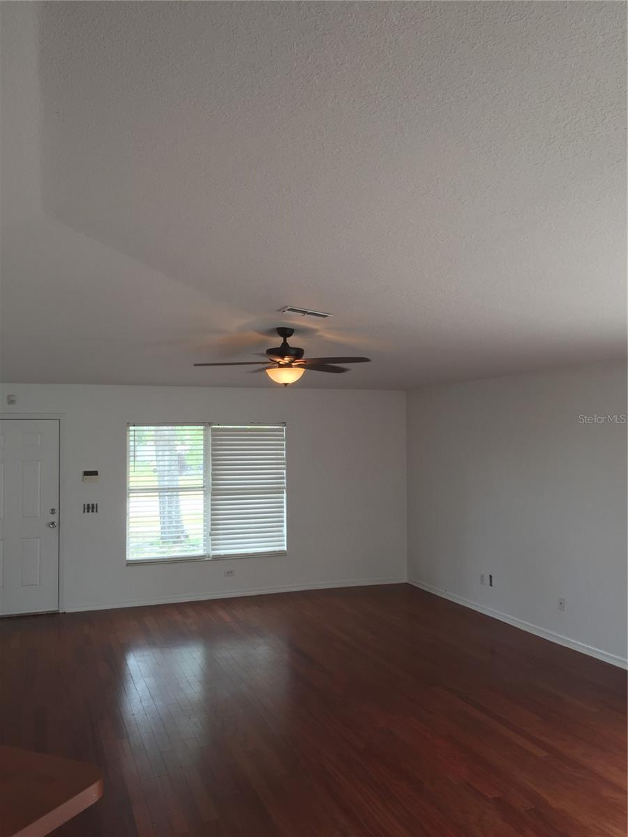 Listing photo id 3 for 6715 Manhattan Avenue