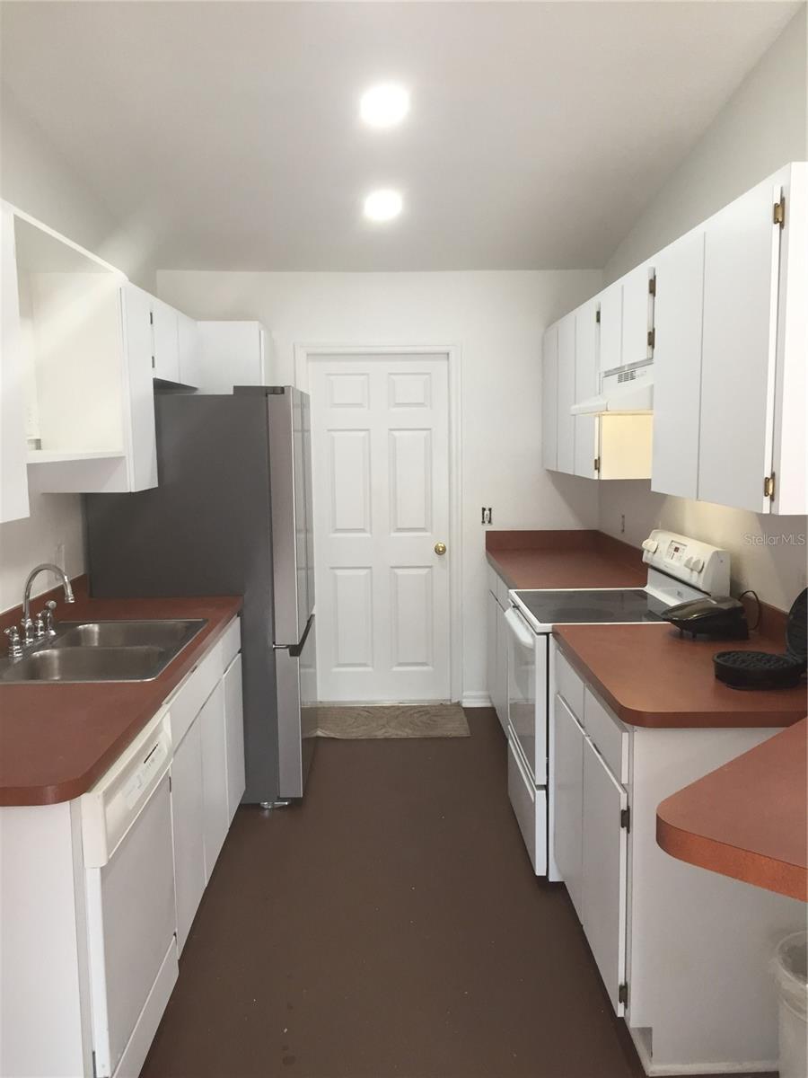 Listing photo id 6 for 6715 Manhattan Avenue